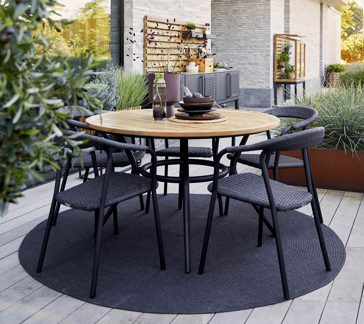 Circle rug terrace lifestyle image by Cane-line