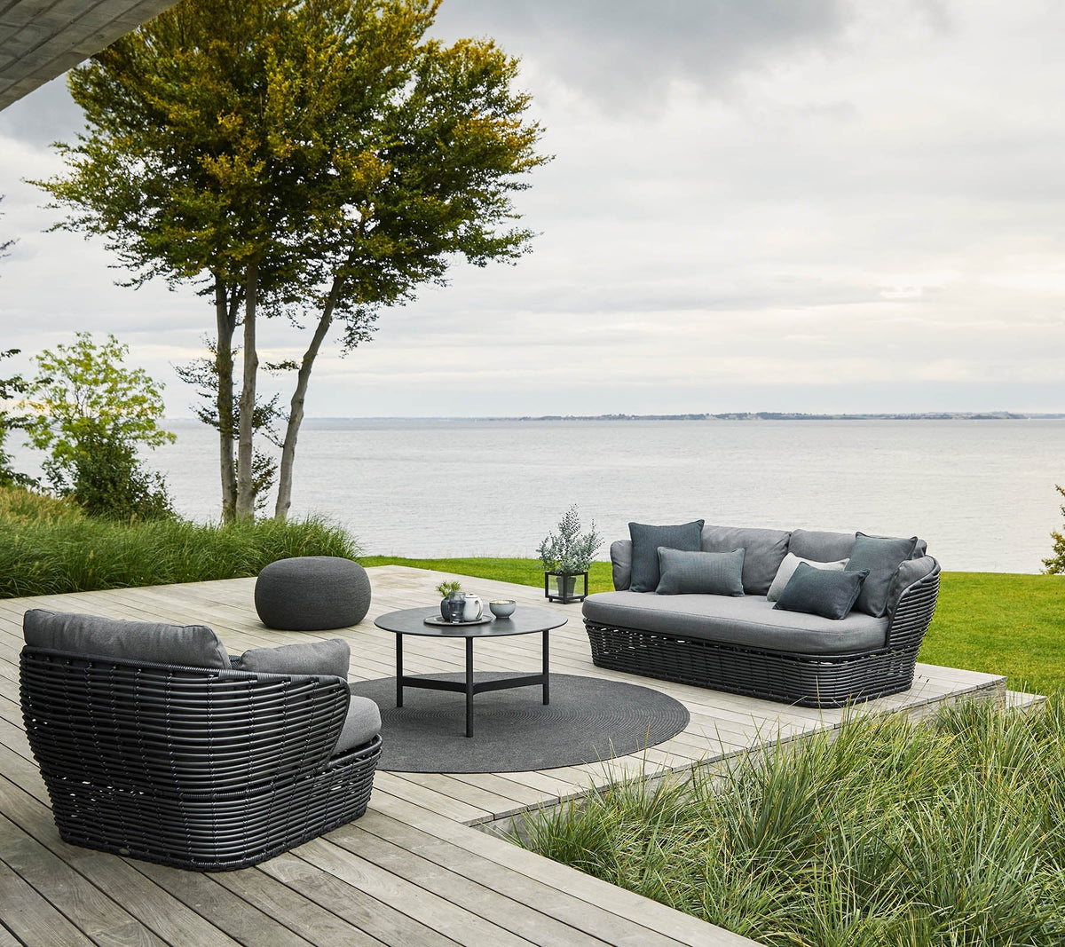 Circle rug outdoor seating lifestyle image by Cane-line