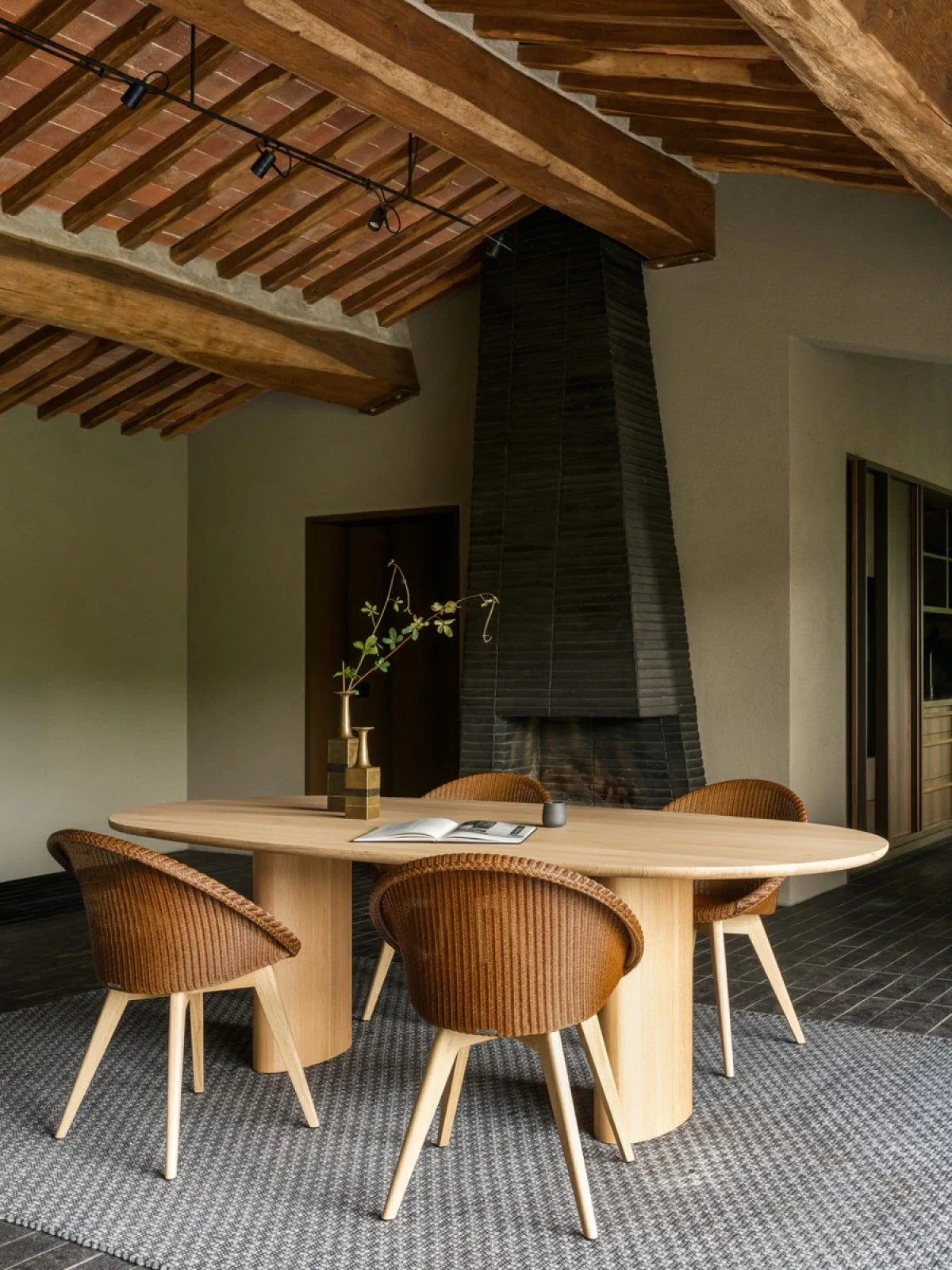 Vincent Sheppard Atlas Dining Table Ellipse in natural oak with Joe dining chairs