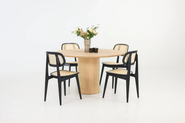 Vincent Sheppard Atlas Dining Table Round in natural oak with Titus chairs